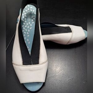 Cloud Caliber White Leather Upper With Black Trim Slingback Sandal  Size 9.5